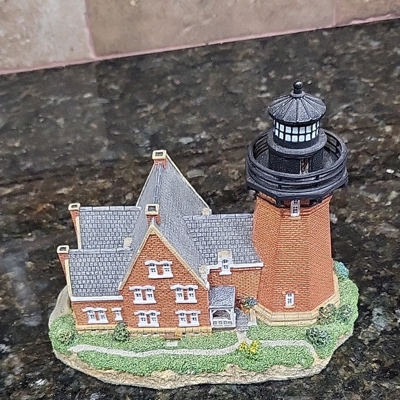 Harbour Lights Lighthouse SE Block Island, RI Great Lighthouses Of The World - Picture 1 of 8